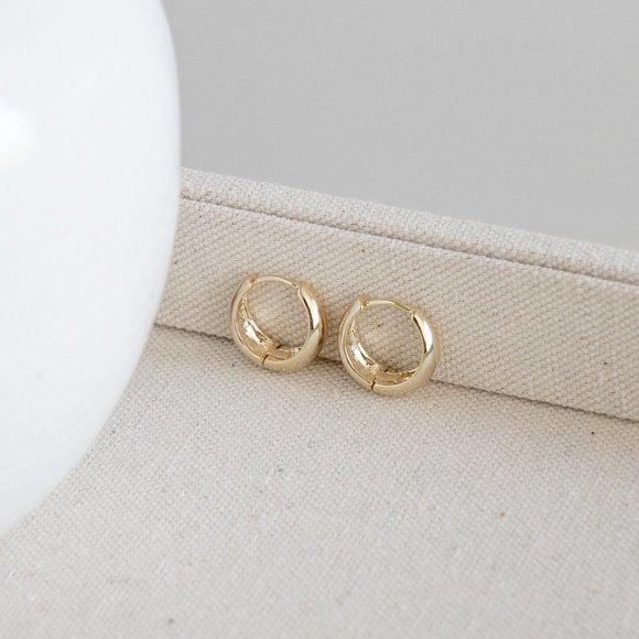 *NEW* 14K Gold Plated Hoop Earrings - Picture 2 of 5